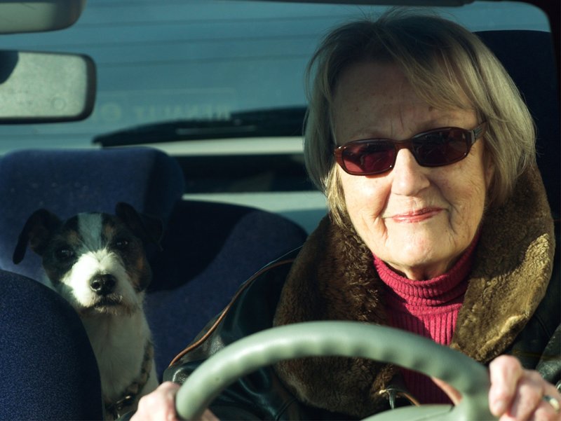 Eine der möglichen neuen Führerscheinrichtlinien: Zusätzliche Kontrollen für ältere Verkehrsteilnehmer. Bild: Allianz Seniorin fährt Auto